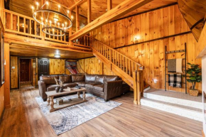 Fun cabin with hot tub, pool table & fire pit - BIG BLUE